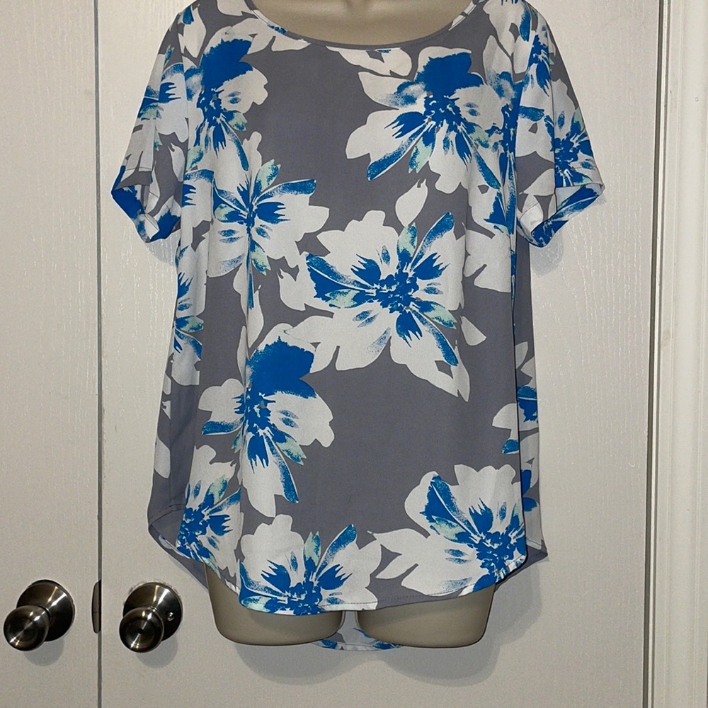 Floral flowy blouse NWOT